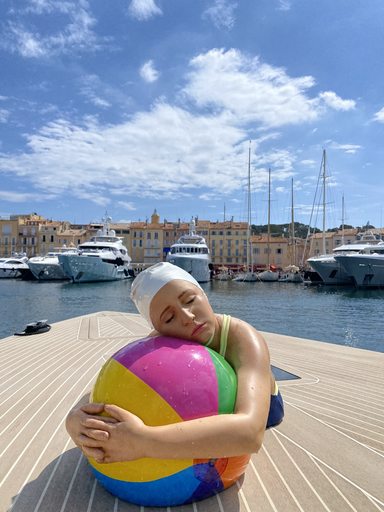 Carole FEUERMAN - Sculpture-Volume - Life-Size Brooke with Beach Ball II With chin strap