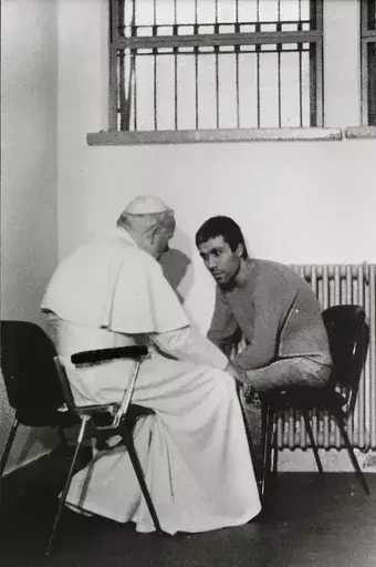 Thierry BOCCON-GIBOD - Photo - Pope John Paul II blesses his assailant in jail (1983)