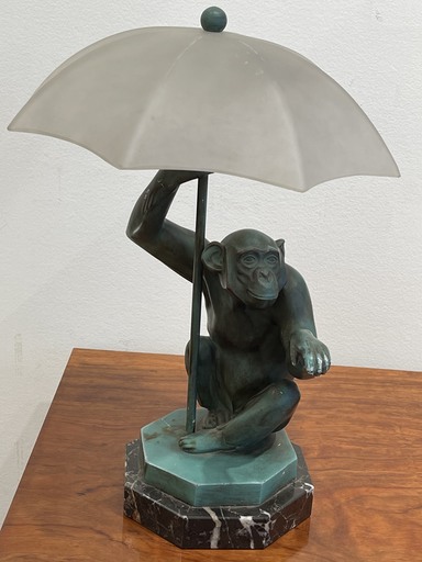 Max LE VERRIER - Sculpture / Lampe de table d'un singe avec un parapluie