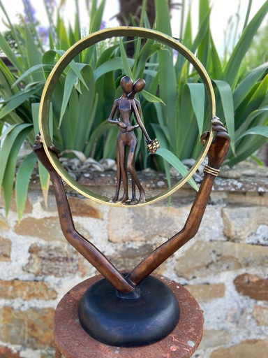 Carl JAUNAY - Sculpture-Volume -  Couple au bouquet debout sur anneau