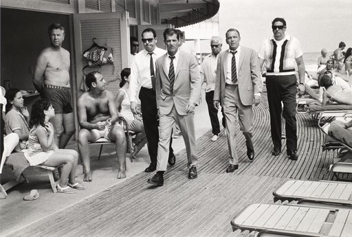 Terry O'NEILL - Photo - Frank Sinatra on the Boardwalk, Miami