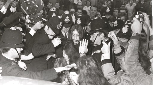 Frank WORTH - 照片 - STOP PUSHING - John Lennon & Yoko Ono, London, 1968