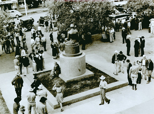 Russell LEE - Photo - Activity in front of court house, San Augustine, Texas
