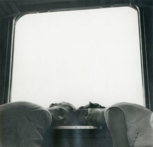René BURRI - 照片 - Amerikanische Studenten erschöpft von sightseeing im Zug