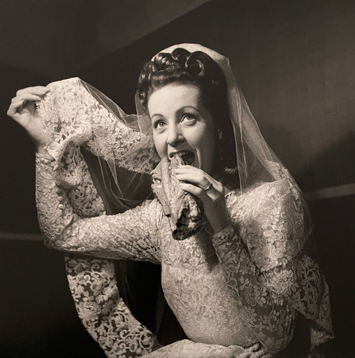 Walter CARONE - Photo - L'actrice Danielle Darrieux en "mariée", janvier 1946