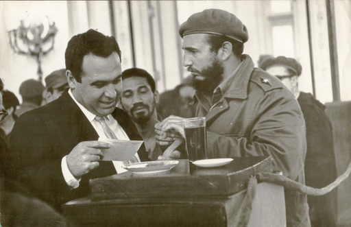 Alberto KORDA - Photo - Fidel. Recibimiento  a miliciano.