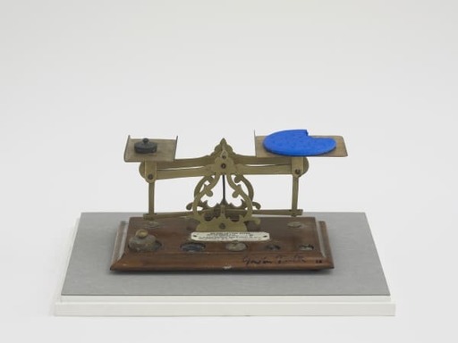 Gavin TURK - Escultura - Balancing blue biscuit after Man Ray