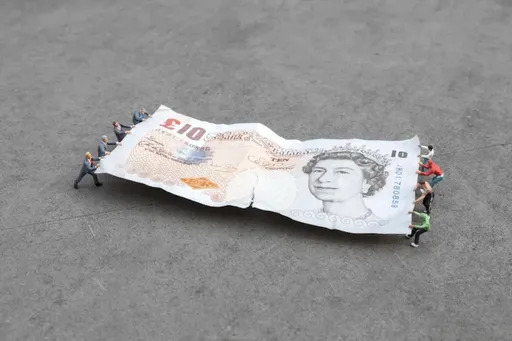 SLINKACHU - Photography - Tug of War, Bank of England, London