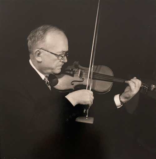 Walter CARONE - Photography - Le Président Vincent Auriol jouant du violon, janvier 1947