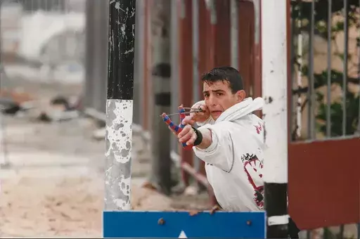 Heidi LEVINE - Fotografia - Palestinian Rioter in Bethlehem, Israel (1997)