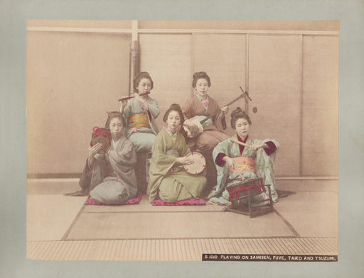 Felice BEATO - Photo - Playing on samisen, fuye, taiko and tsuzumi