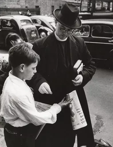 Jean MOHR - Photo - Newspaper Boy in Dublin, 1959