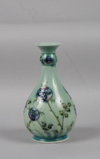 William MOORCROFT - Vase à décor "Tudor rose" for Liberty & Co 