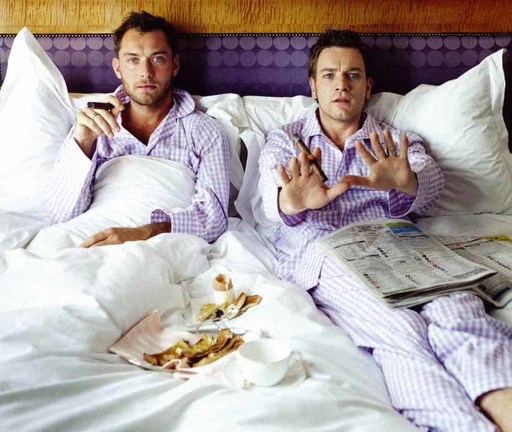 Lorenzo AGIUS - 照片 - Jude and Ewan in bed