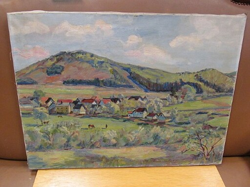 Alfred SCHNAARS - 绘画 - Blick über Wiesen auf ein Dorf, im Hintergrund ein Höhenzug.