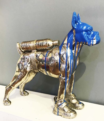 William SWEETLOVE - Escultura - cloned bulldog with pet bottle