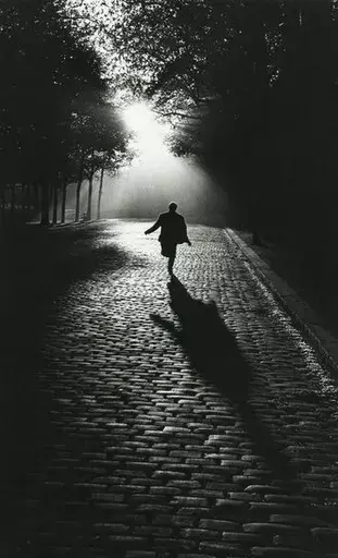 Sabine WEISS - Fotografia - L'homme qui court, Paris.