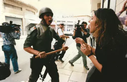 Heidi LEVINE - Fotografia - A pushing and shouting match, Israel (1998)