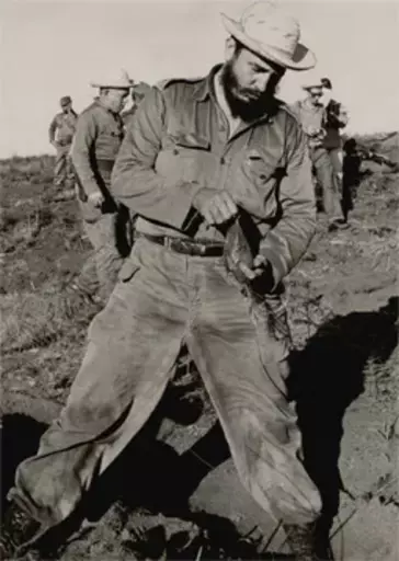 Alberto KORDA - Photo - (Fidel Castro examining soil)