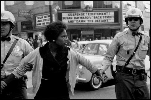 Bruce DAVIDSON - Photo - Arrest of a demonstrator in Birmingham, Alabama. 