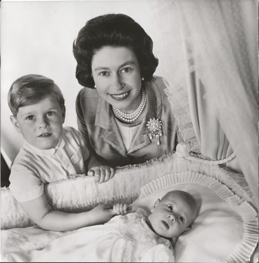 Cecil BEATON - Fotografia - Queen Elizabeth II mit Baby Prince Edward, 1964