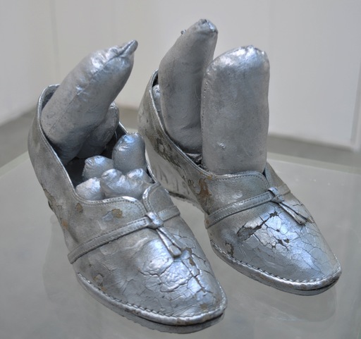 草間彌生 - 雕塑 - Silver Shoes