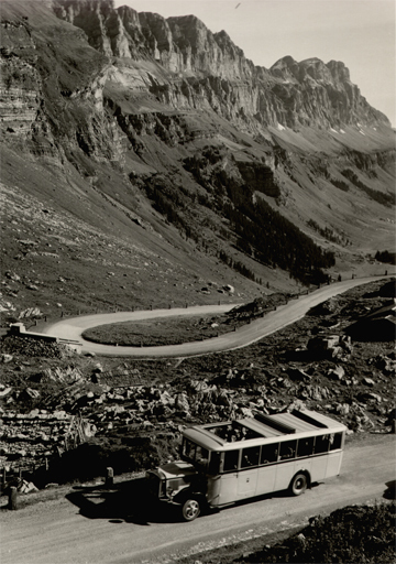Hans Jakob SCHÖNWETTER - Photography - (Bus on road in the mountains)