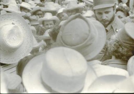 Osvaldo SALAS - Photo - (Fidel Castro amongst people)