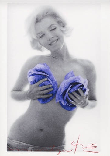 Bert STERN - Photography - Marilyn Monroe purple wink roses 