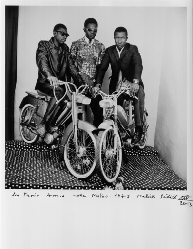 Malick SIDIBÉ - Photography - les trois amis avec moto