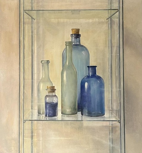 Carel HULS - Painting - Flessen in vitrine