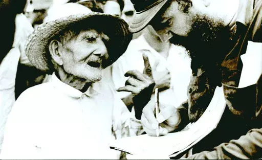 Alberto KORDA - Photography - (Fidel Castro listening to old man)