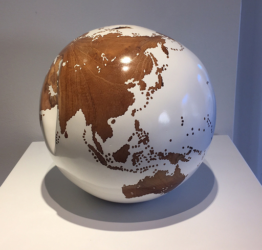 Bruno HELGEN - Escultura - Globe Ø25cm Teak and white resin