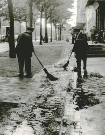 Jacques RITZ - Photography - (Two men cleaning street of Paris)