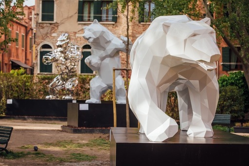 Richard ORLINSKI - Sculpture-Volume - Walking Bear - Résine blanc brillant - 400 cm