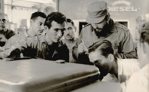 Alberto KORDA - Fotografia - /Fidel Castro taking notes)