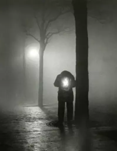 Sabine WEISS - Photography - Homme allumant sa cigarette la nuit