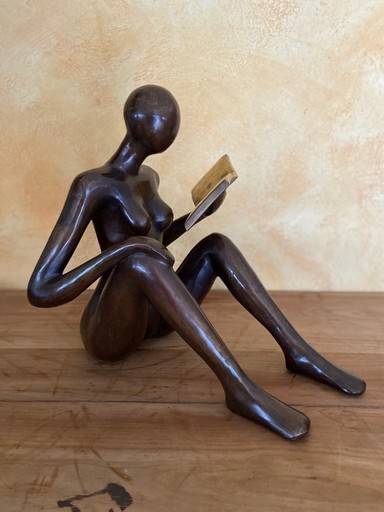 Carl JAUNAY - Sculpture-Volume - Lectrice main sur genoux 
