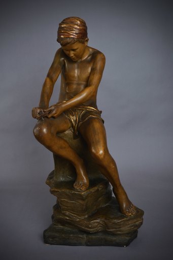 Friedrich GOLDSCHEIDER - 陶瓷  - Jeune au turban taillant un bois