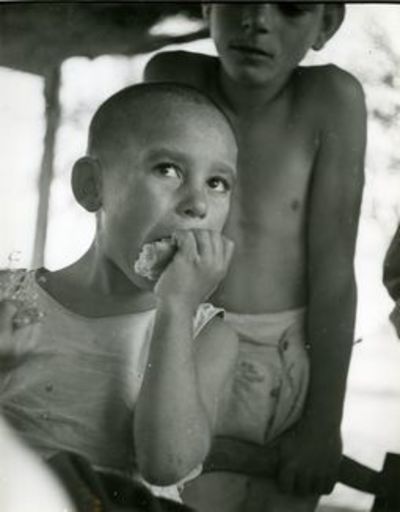 Werner BISCHOF - Photography - Kinder beim Essen