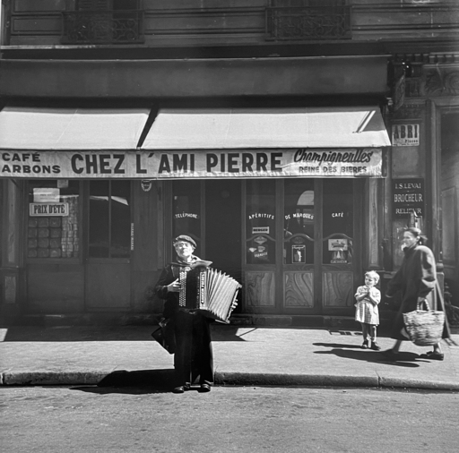 Georges MARTIN - Photography - Accordéoniste rue Daguerre 1950