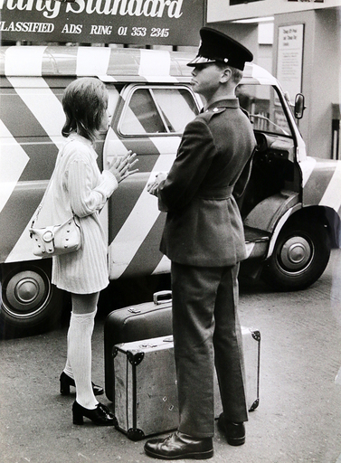 Harold CHAPMAN - Fotografie - Recruit about to return from leave, London 1960's