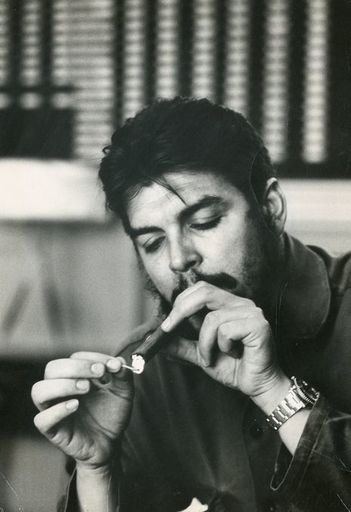 René BURRI - Photography - Che Guevara, in the office of the Ministry of Industry, Cuba