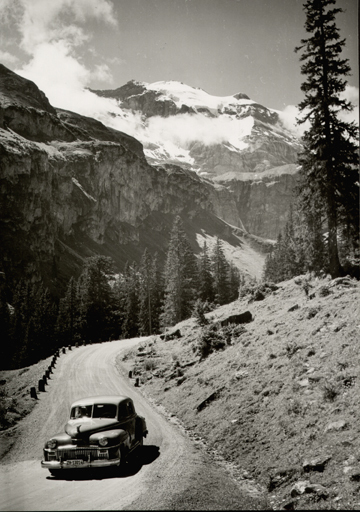 Hans Jakob SCHÖNWETTER - Fotografie - (Car on mountain road)