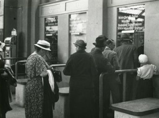 Hans BAUMGARTNER - Fotografia - People buying train tickets.