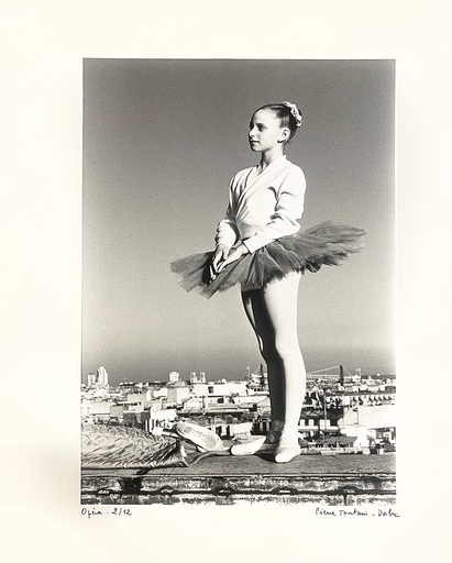 Pierre TOUTAIN-DORBEC - 照片 - Ballet student on the roof of the Paris Opera House