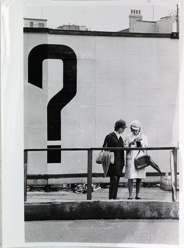 Harold CHAPMAN - Fotografie - Billboard Series - Tourists, Paris 1960's