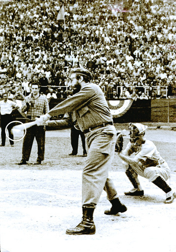 Alberto KORDA - Photo - (Fidel playing baseball)