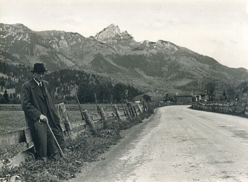 André STEINER - Fotografia - Man resting on a fence