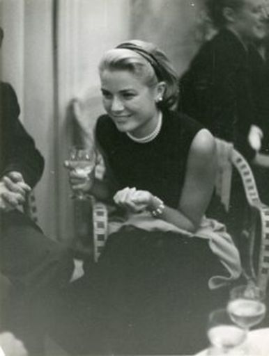 Edward QUINN - 照片 - Grace Kelly at a Cocktail Party, Cannes